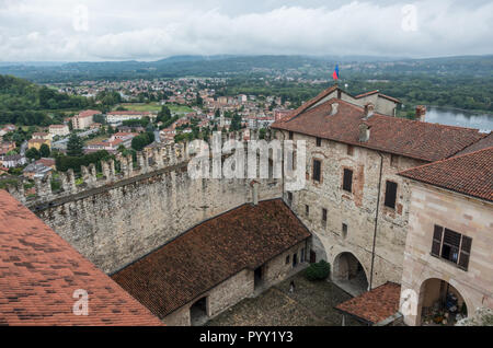 Rocca di Angera château médiéval, lac Majeur, Italie Banque D'Images