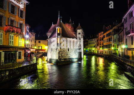 Le Palais de l'Isle et la rivière Thiou à Annecy, France dans la nuit. Allumé en magasins, cafés et restaurants Banque D'Images