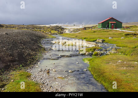 La vapeur chaude en provenance de l'eau bouillante dans le centre de l'Islande dans le domaine de l'énergie géothermique de Hveravellir. Banque D'Images