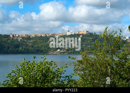 Le lac Albano et Castel Gandolfo, village du Parc Régional des Castelli Romani, Rome, Latium, Italie Banque D'Images