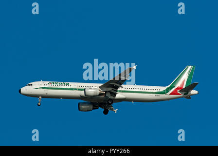 Alitalia Airbus A321 en vol près de l'aéroport de Fiumicino, Rome, Latium, Italie Banque D'Images