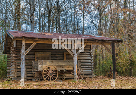 Les feuilles d'automne offrent une toile de fond pittoresque pour l'une des granges rustique situé dans le camp français, au Mississippi. Banque D'Images