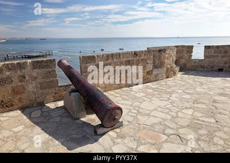 Fort Médiéval, cannon, Mer Méditerranée, promenade Foinikoudes, Larnaka, sud de Chypre, Chypre Banque D'Images