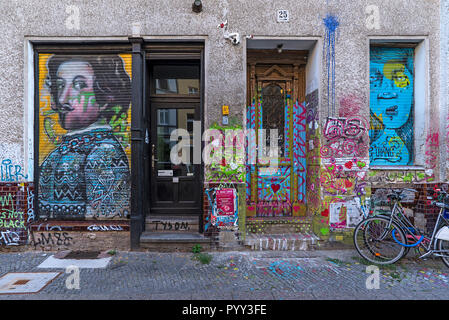 Graffiti sur les portes d'entrée, des fenêtres et des murs de maison, Kreuzberg, Berlin, Allemagne Banque D'Images