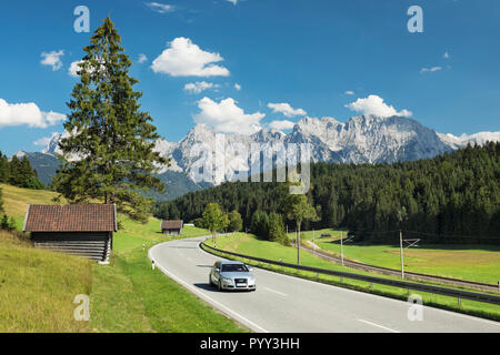 Voiture sur route en paysage de montagne, la route allemande des Alpes en face de Karwendel, Werdenfelser Land, Haute-Bavière, Bavière Banque D'Images