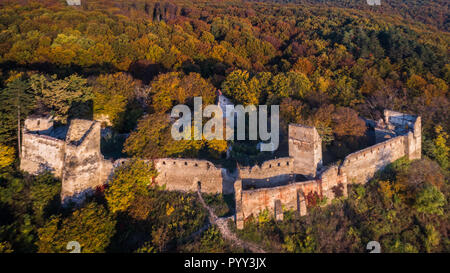 Village médiéval fortifié forteresse saxonne à Saschiz village. La Transylvanie, Roumanie. Il a été construit par les Allemands ethniques Saxon Transylvain communauté. Banque D'Images