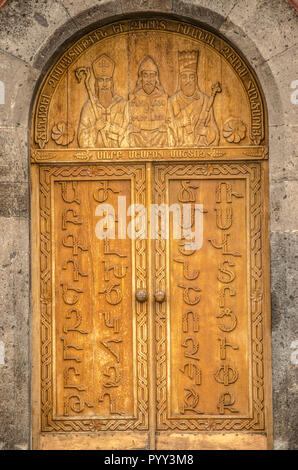 Ochakan,Arménie,19,Février 2018:Portes avec alphabet arménien sur l'entrée de l'église de saint Mesrop Machtots dans village Ochakan Banque D'Images