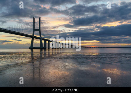 Pont Vasco da Gama paysage au lever du soleil. L'un des plus longs ponts du monde. Lisbonne est une destination touristique extraordinaire parce que sa lumière, ses mo Banque D'Images