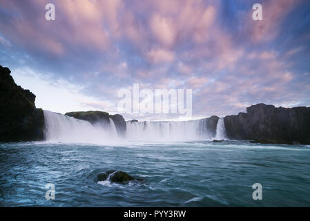 Cascade Godafoss. Célèbre Attraction touristique de l'Islande. Paysage avec une cascade sur la rivière et un beau ciel au coucher du soleil Banque D'Images