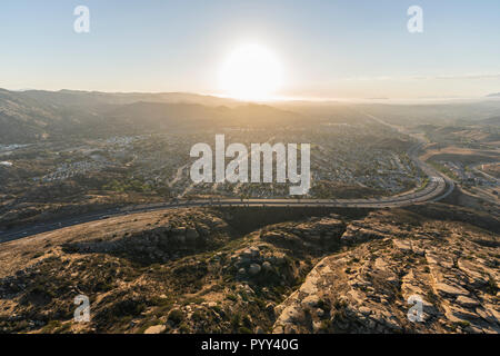 Vue sur le coucher du soleil de l'antenne 118 freeway, Santa Susana Montagnes et suburban Simi Valley, près de Los Angeles, Californie. Banque D'Images