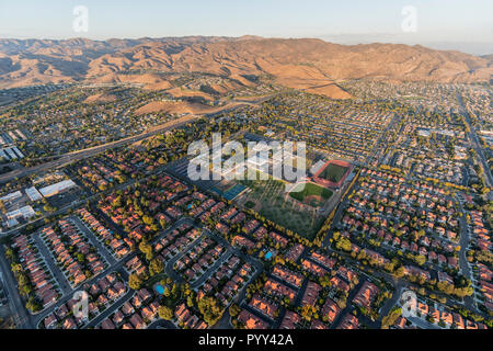 Vue aérienne de la banlieue moderne, l'autoroute 118 et Rocky Peak Mountain Park, près de Los Angeles à Simi Valley, en Californie. Banque D'Images