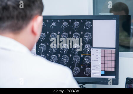 Les médecins estiment et discuter de l'image par résonance magnétique (IRM) du cerveau. Vue de dos, selective focus Banque D'Images