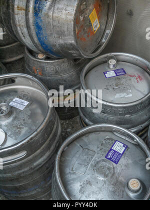 Barils de bière en aluminium / kegs (noms de St Austell Brewery, rendre hommage, et de Carlsberg sont visibles sur les étiquettes pour un usage éditorial). Banque D'Images