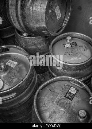 Barils de bière en aluminium / kegs (noms de St Austell Brewery, rendre hommage, et de Carlsberg sont visibles sur les étiquettes pour un usage éditorial). B&W version de PYY4DK. Banque D'Images