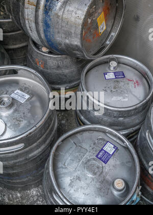 Barils de bière en aluminium / kegs (noms de St Austell Brewery, rendre hommage, et de Carlsberg sont visibles sur les étiquettes pour un usage éditorial). Banque D'Images