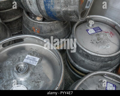 Barils de bière en aluminium / kegs (noms de St Austell Brewery, rendre hommage, et de Carlsberg sont visibles sur les étiquettes pour un usage éditorial). Banque D'Images