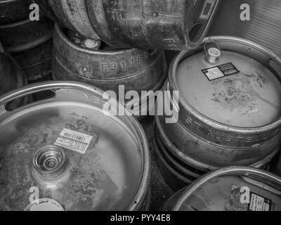 Barils de bière en aluminium / kegs (noms de St Austell Brewery, rendre hommage, et de Carlsberg sont visibles sur les étiquettes pour un usage éditorial). B&W version de PYY4E7. Banque D'Images