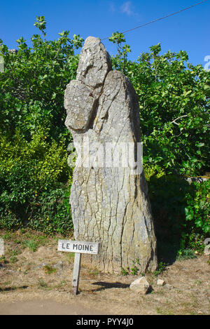 Statue du moine de l'île des moines en Bretagne, Morbihan. Ce rocher naturel évoque la silhouette d'un moine et est un des éléments de C Banque D'Images