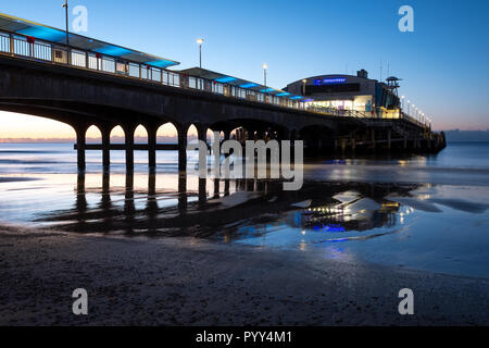 Bournemouth UK. La jetée de Bournemouth, photographié en faible lumière tôt le matin. La réflexion peut être vu dans l'eau. Banque D'Images