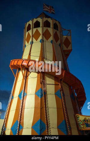Bournemouth UK. Helter Skelter à Bournemouth Pier Vintage Fête foraine en approche. Photographié en faible lumière tôt le matin. Banque D'Images