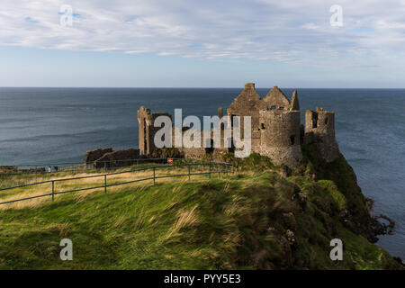 Ruines du château de Dunluce situé sur un éperon rocheux surplombant la spectaculaire côte nord de l'Île du Nord. Banque D'Images