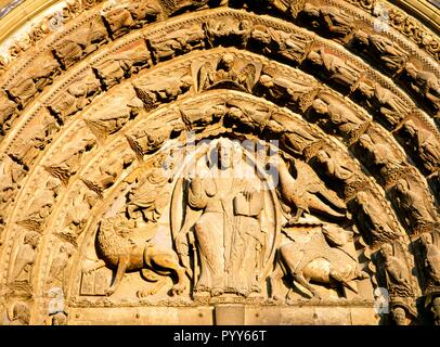 Cathédrale d'Angers. Maine et Loire, France. Détail de la sculpture sur pierre au-dessus de porte d'entrée principale. Lumière du soir Banque D'Images