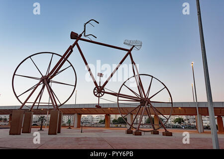 Vélo géant sur l'affichage à Jeddah, Arabie Saoudite Banque D'Images