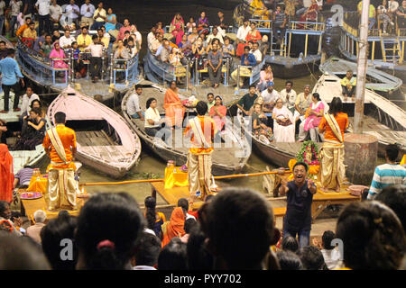 Le personnel est d'inviter les touristes et les pèlerins à s'impliquer dans le rituel à Varanasi. Prises en Inde, août 2018. Banque D'Images