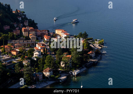 L'approche du port de ferries sur le lac de Côme Varenna, Italie Banque D'Images