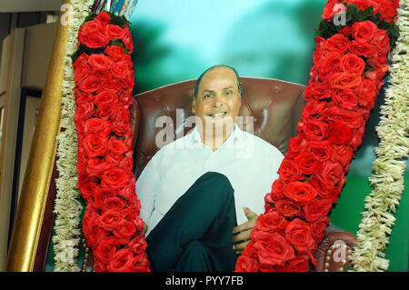 Dhirubhai Ambani photo frame, business tycoon indien, fondateur Reliance Industries, Bombay, Mumbai, Maharashtra, Inde, Asie Banque D'Images