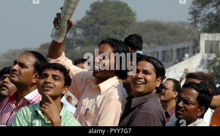 Les courses de chevaux foule à Mahalaxmi Race Course, Mumbai, Inde, Asie Banque D'Images