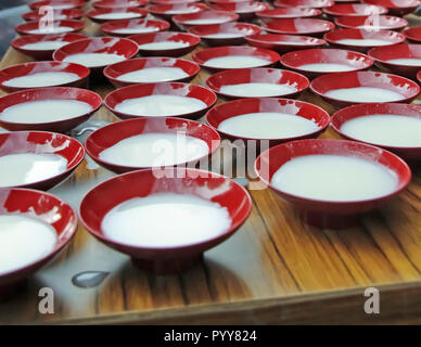 Pouding au lait japonais traditionnel dans des bols en porcelaine Banque D'Images