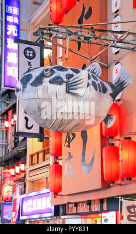 Un poisson fugu (poisson globe) lanterne d'affichage à l'extérieur restaurant à Osaka Banque D'Images