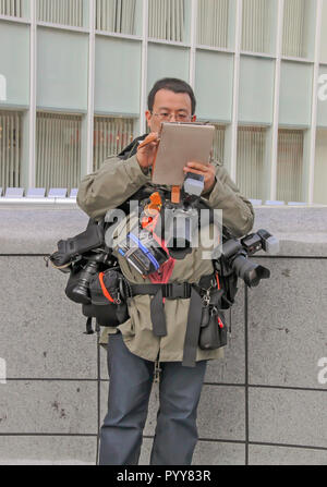 Osaka, Japon - 2010 Photographe : plusieurs caméras et sacs Banque D'Images