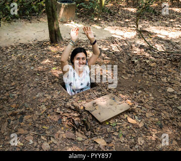 Fille de tourisme à l'entrée des Tunnels de Cu Chi Banque D'Images