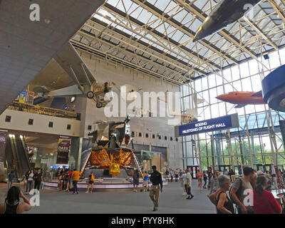 SMITHSONIAN NATIONAL AIR AND SPACE MUSEUM sur le National Mall de Washington D.C.,ion avec Lindbergh's Spirit of St.Louis haut à gauche. Photo : Tony Gale Banque D'Images