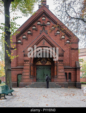 Chapelle du cimetière de la ll Friedhof der Sophiengemeinde, bâtiment en brique décorative avec des briques apparentes,entrée voûtée, mosaïque et cross, Mitte-Berlin Banque D'Images