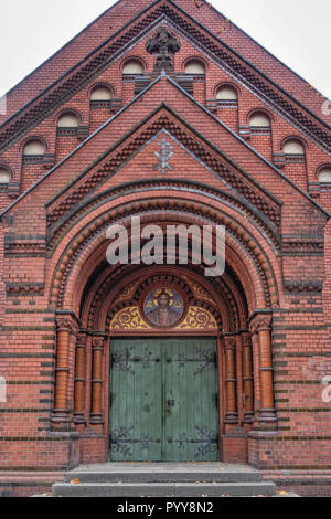 Chapelle du cimetière de la ll Friedhof der Sophiengemeinde, bâtiment en brique décorative avec des briques apparentes,entrée voûtée, mosaïque et cross, Mitte-Berlin Banque D'Images