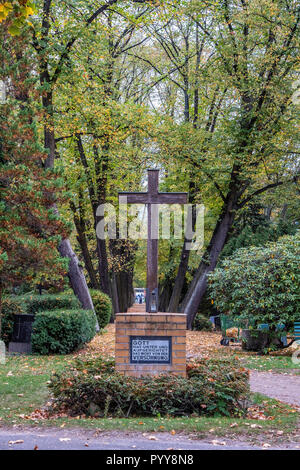 Berlin, Mitte, Friedhof der ll Sophiengemeinde cimetière, croix et arcade de arbres en automne Banque D'Images