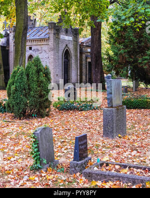 Berlin, Mitte, Friedhof der ll Sophiengemeinde.cimetière tombes avec un tapis de feuilles brun en automne. Banque D'Images