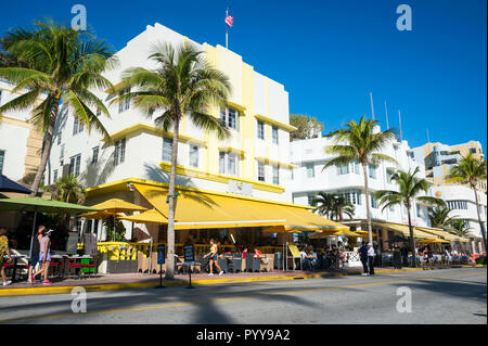 MIAMI - circa 2018 SEPTEMBRE : auvents colorés de l'ombre le soleil du matin les visiteurs se sont réunis pour le petit-déjeuner dans les cafés-sur Ocean Drive Banque D'Images