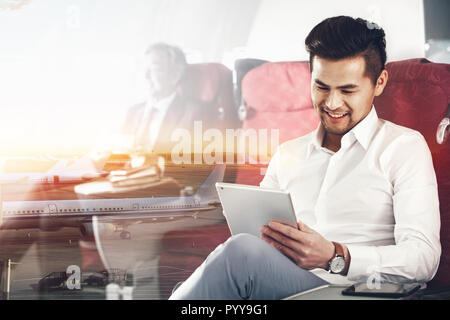 Les gens d'affaires en avion Banque D'Images