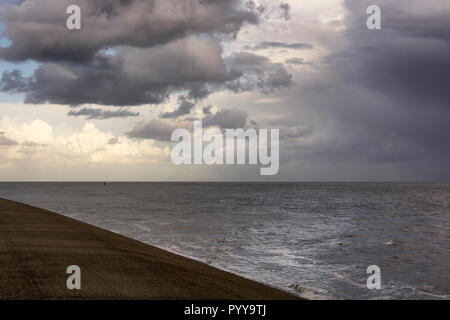 Vue sur la mer des Wadden, Texel, Pays-Bas près du village Oudeschild. Ce fut une soirée sur la digue en automne avec tempête et la pluie. Banque D'Images