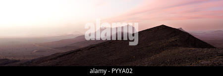 Panorama incroyable paysage à Tinghir Province près de Alnif, Maroc dans la région de Drâa-Tafilalet. Montrant le désert sec rocheux avec un beau coucher de soleil. Banque D'Images