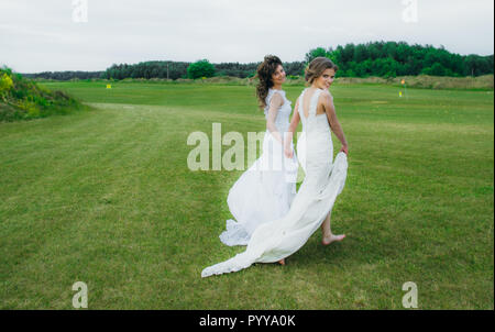 Deux belles balades de brides sur le terrain vert du golf club Banque D'Images