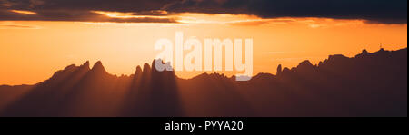 Incroyable coucher du soleil panorama sur Montserrat vus de Sant Llorenç del Munt. Montserrat est une gamme de montagne près de Barcelone, en Catalogne, Banque D'Images