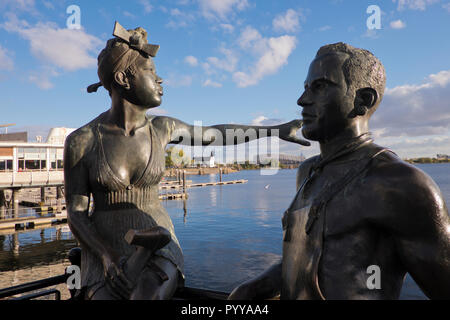 Sculpture en bronze, des gens comme nous par John Clinch de Cardiff Bay Cardiff au Pays de Galles Banque D'Images