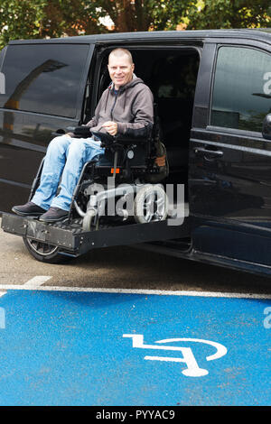 Homme handicapé sur fauteuil roulant ascenseur voiture Banque D'Images