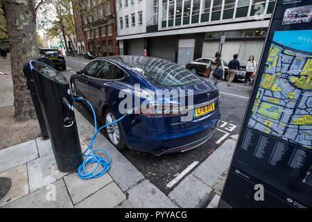 Tesla Model S Location de vélos dans la rue dans le centre de Londres, Angleterre, RU Banque D'Images