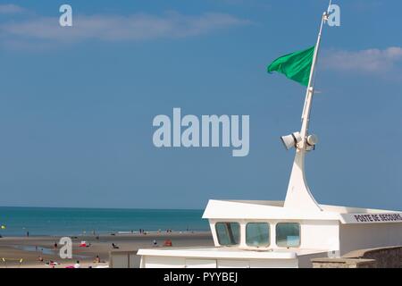 France, région Hauts de France, Pas de Calais, Cote d'Opale, Cucq, Stella Plage, poste de secours, d'un drapeau, vert, baignade Banque D'Images